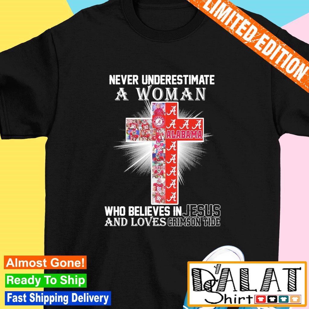 Never underestimate a woman who believes in jesus and loves Alabama Crimson Tide shirt