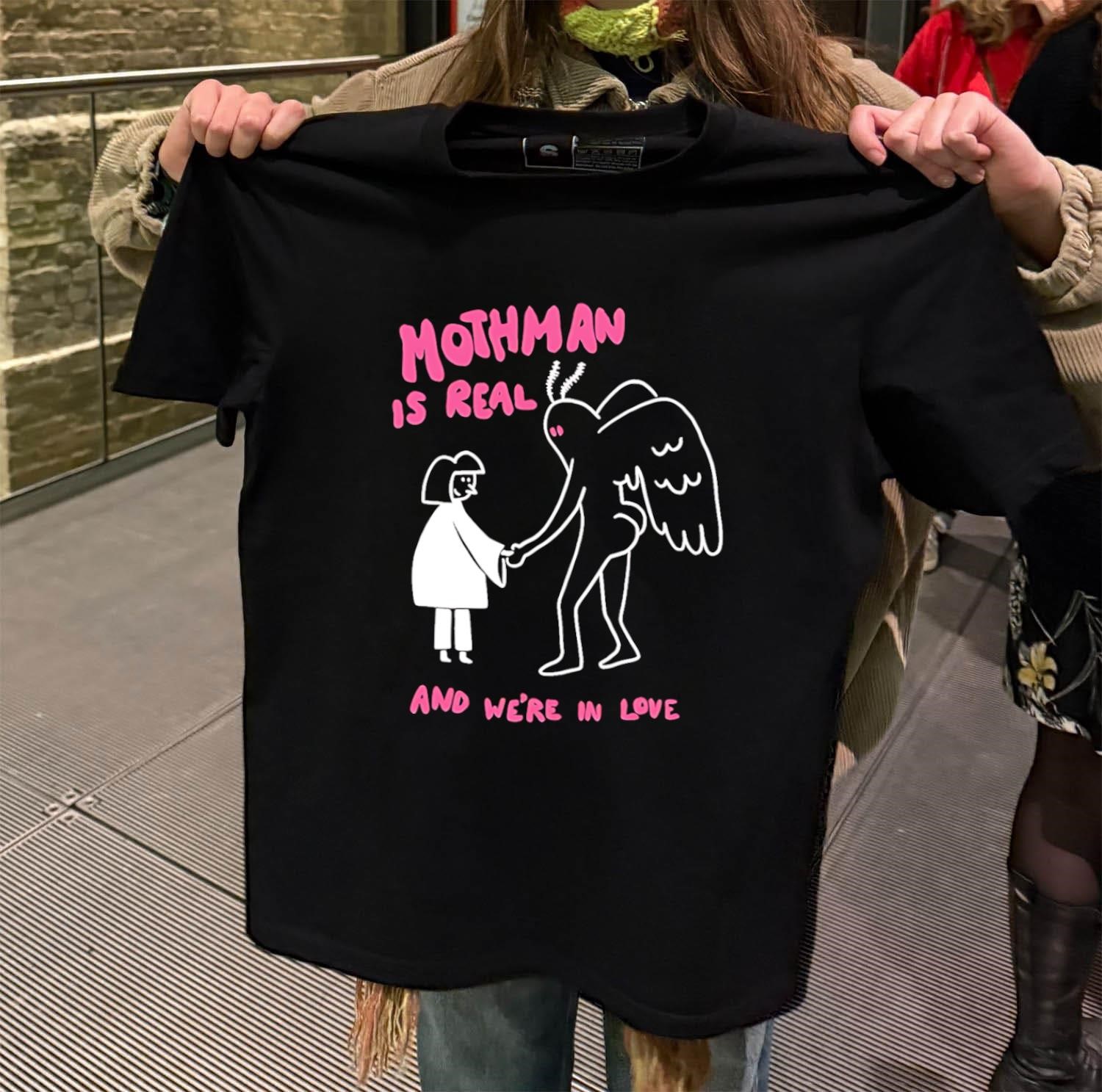 Mothman Is Real and We're in Love cartoon black-t-shirt